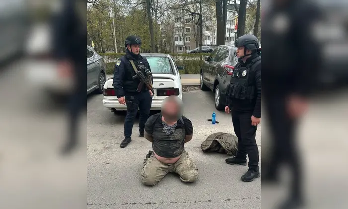П'яний чоловік стріляє біля стадіону
