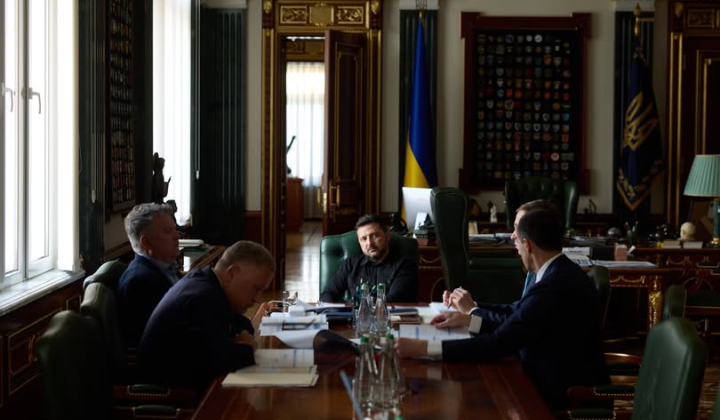 Логотип Украины и Европейского Союза на фоне флагов