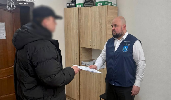 Пенсионерка передает деньги псевдо правоохранителям на Оболони