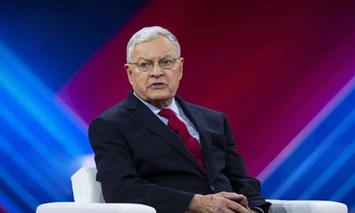 Логотип НАТО на фоне украинского флага