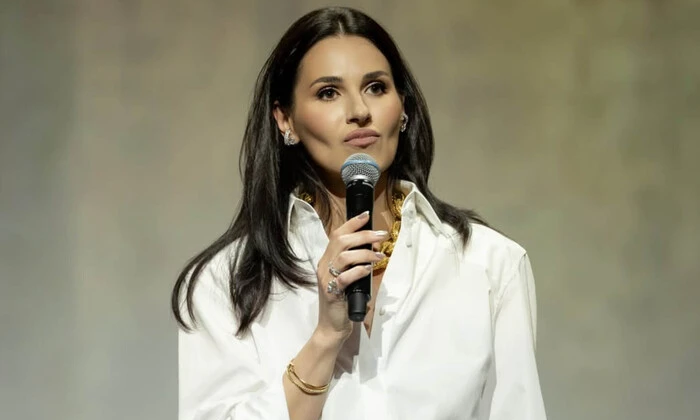 Ефросинина отвечает из-за образа