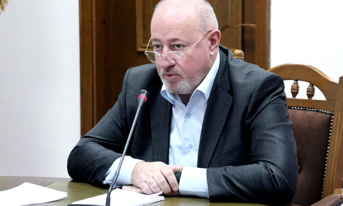 Chumak opens business with his wife