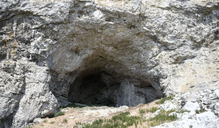 Teenage girl on 9500-year-old burial