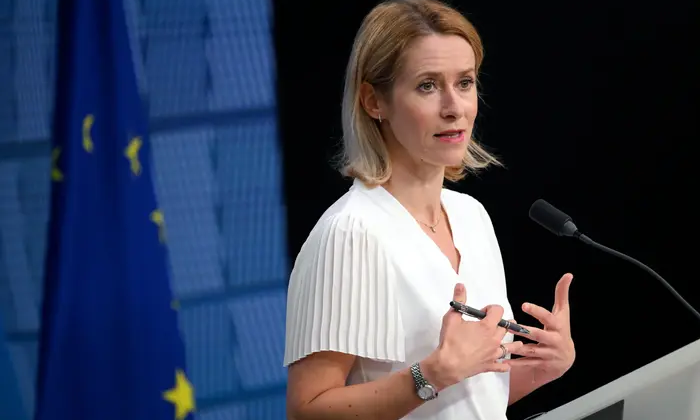 Логотип Європарламенту на тлі американського прапору
