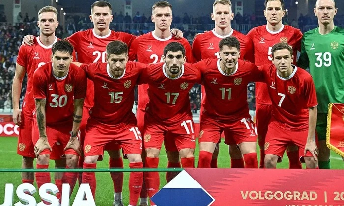 Флаги Гондураса и России на футбольном поле
