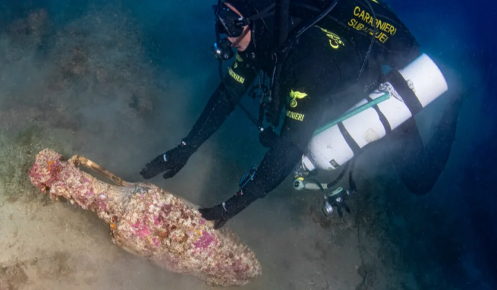 Ship with amphorae near Cape Punta-Ciappa