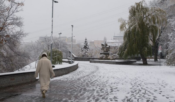 Снежный пейзаж под ясным солнцем