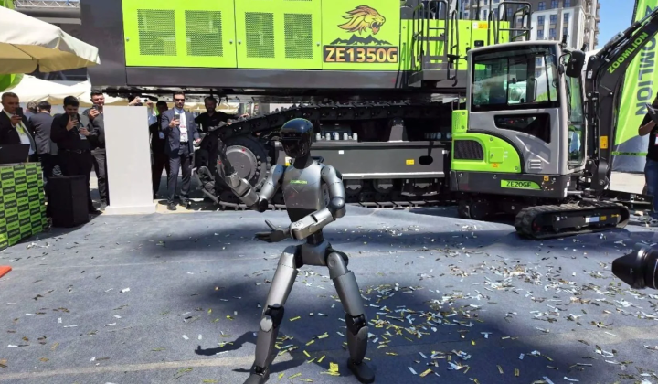 Robot-humanoid Z01 performing tai chi