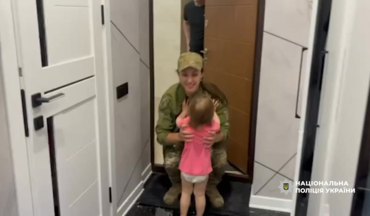 Счастливая дочь встречает военнослужащую мать