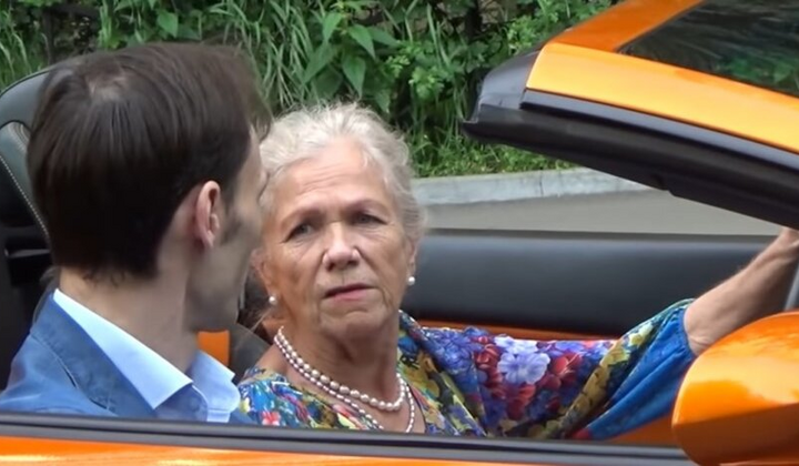 Лише зрілому віку: обмеження автомобільного керування