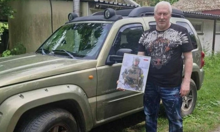 Батько загиблого польського добровольця передає автомобіль ЗСУ
