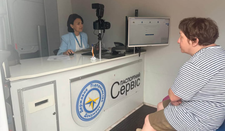 Людина відновлює документ на місці