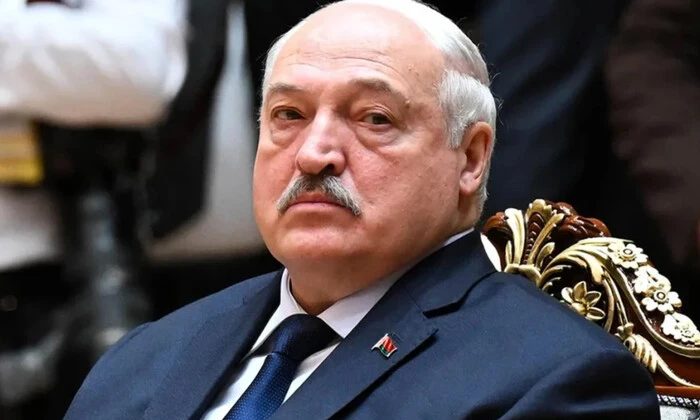 Лукашенко с лопатой и картошкой