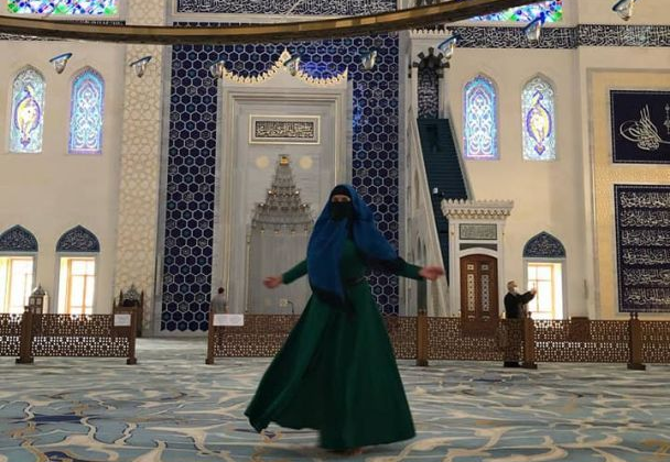 Надежда Савченко с Кораном в парадной