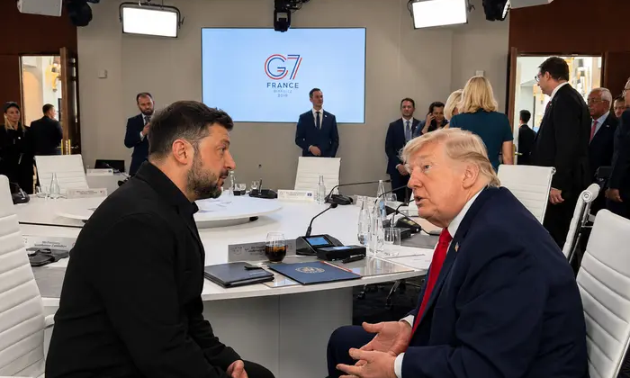 Зеленський та Трамп дивляться на фото удару по Києво-Печерській лаврі