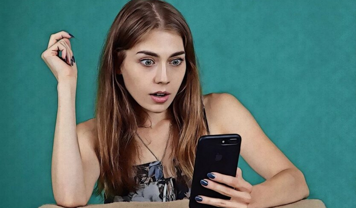 Пустой кошелек у женщины в сумочке