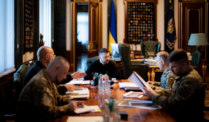 Зеленський проводить термінову нараду в небі