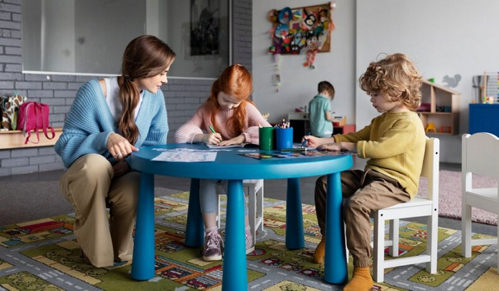 Ребенок с книгой в школе