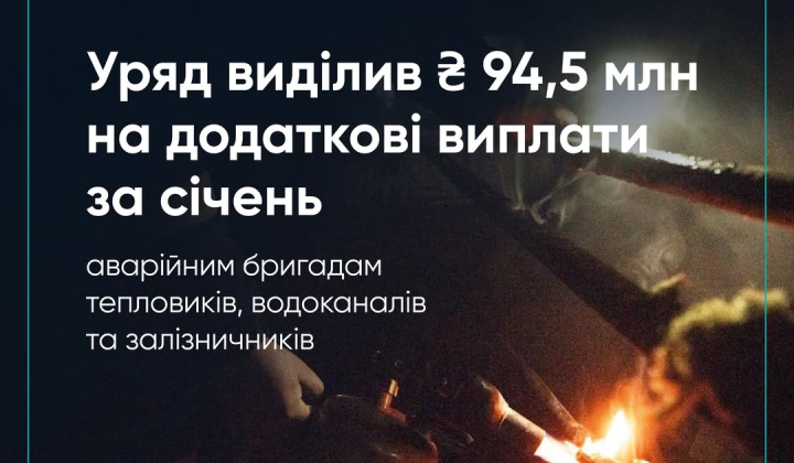 Конверта з грошима на тлі стопок паперів