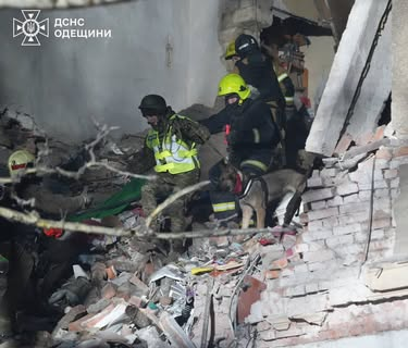 Рятувальники шукають людей під завалами