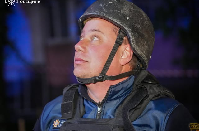 Рятувальники ліквідують наслідки вогню та розбирають завали