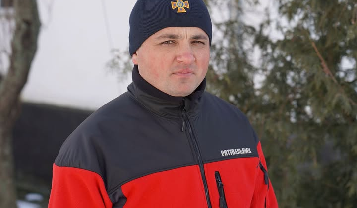 Гірський водій-рятувальник на фоні гір Закарпаття