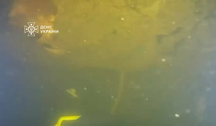 Водолази ДСНС у крижаній воді ліквідували наслідки обстрілу ТЕЦ