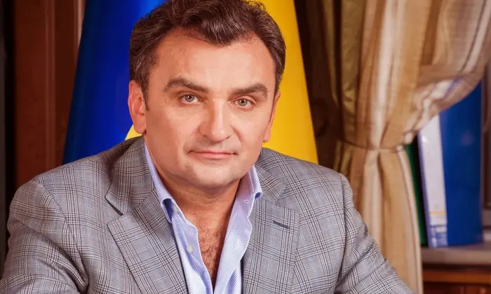 Білий чоловік у костюмі з підозрою