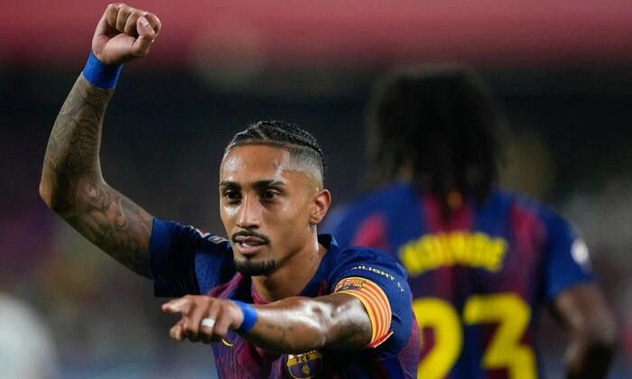 Rafinha leaves the field after the match