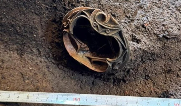2900-Year-Old Clay Earring with Red Pigment and Spiral Design Unearthed in Japan