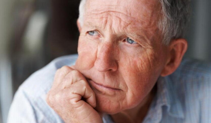 Пенсионерка с деньгами в руках