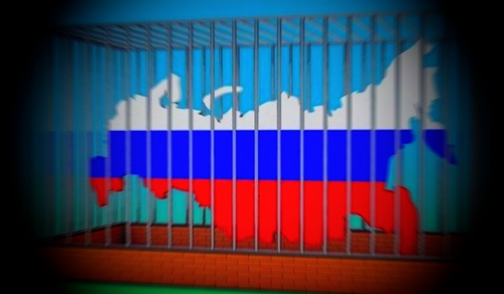 Люди поднимают украинский флаг