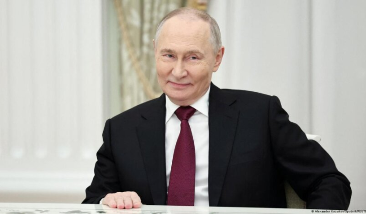 Плакат з написом: 'Донбас - територія Росії'