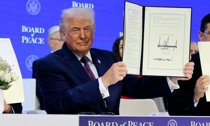 Портрет Дональда Трампа на фоне Давоса