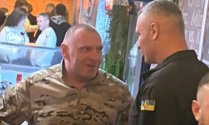 Бывший глава СБУ Малюк на премьере фильма