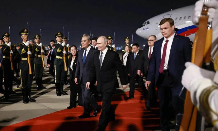 Putin arrives in China, conflict and pressure