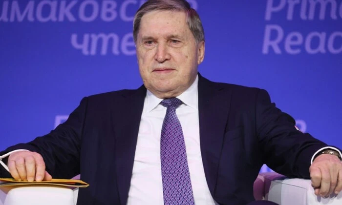 Американський та російський прапори в рукавах