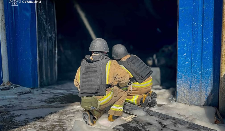 Rescuers extinguish fire in shopping center
