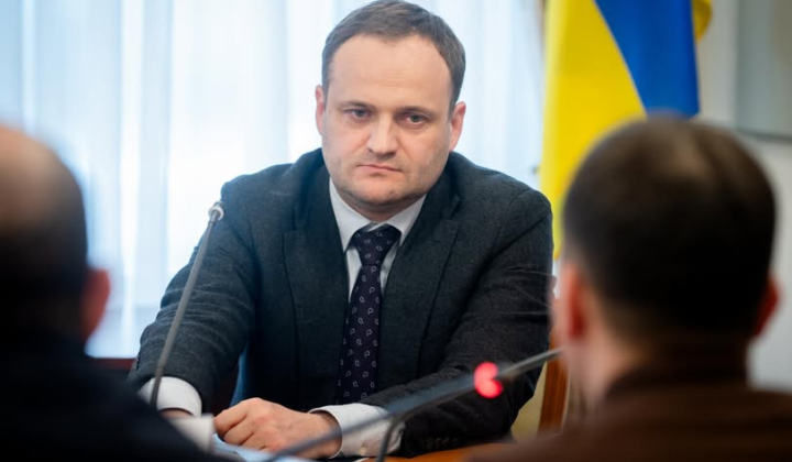 Віцепрем'єр Кулеба оглядає пошкодження транспорту
