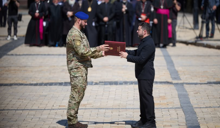 Zelensky awarding Hero's mother