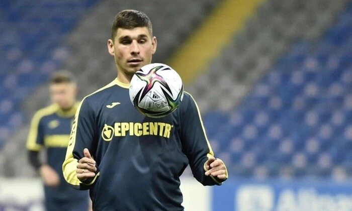 Image of negotiations of a football club with a Ukrainian player