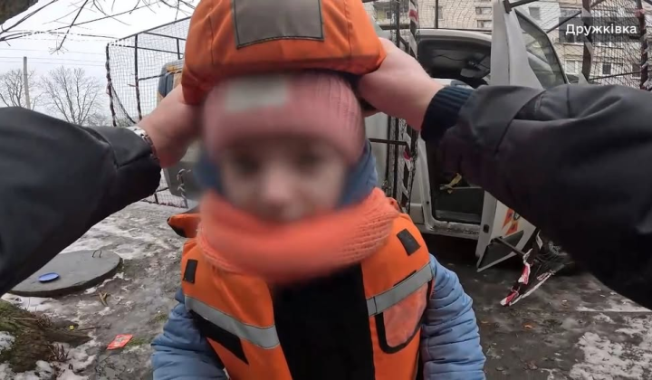 Rescuers evacuating people from Druzhkivka by helicopter