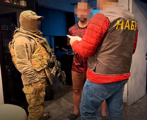 Логотип НАБУ и ДПЗКУ, подозреваемые бывшие топ-менеджеры