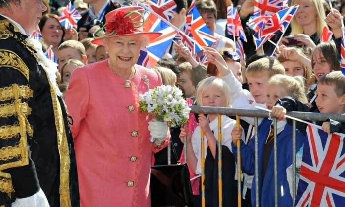 Королева Елизавета II в летнем наряде