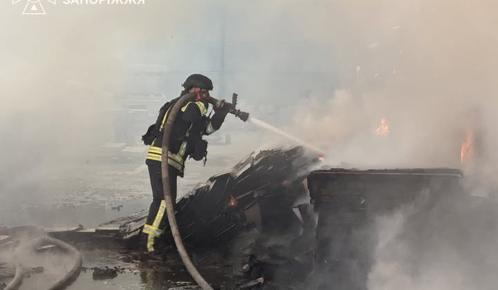 Російський безпілотник атакує передмістя
