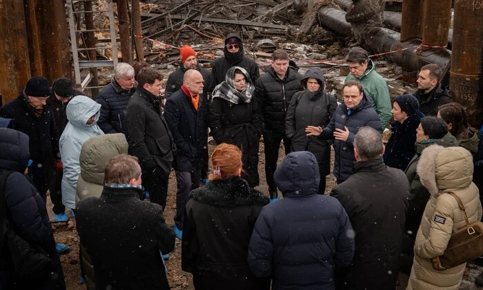Minister Kuleba showed destroyed heating plant
