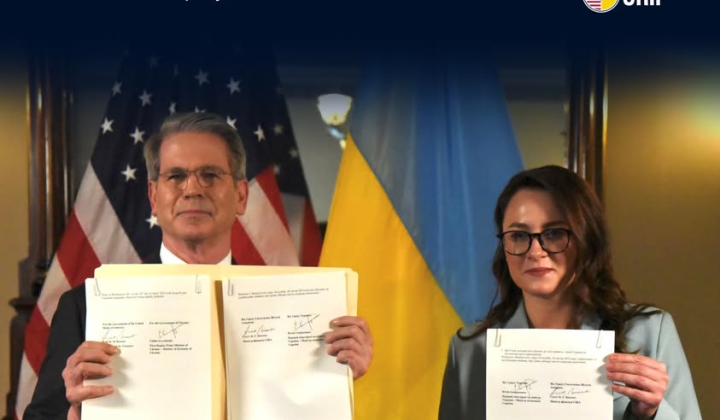 Логотипы США и Украины на деньгах