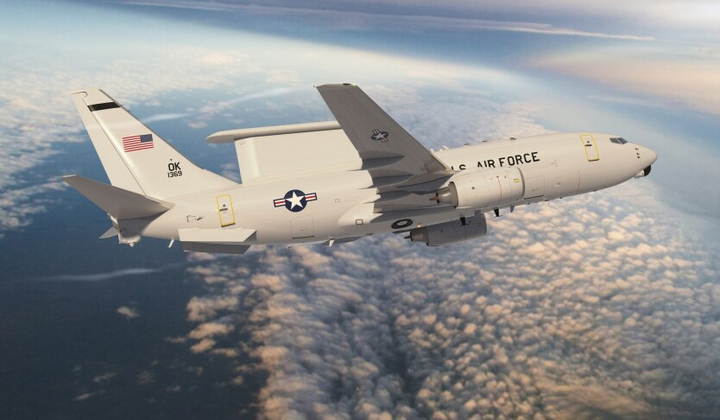 Літак DRLO E-7A Wedgetail на фоні таємничого диму