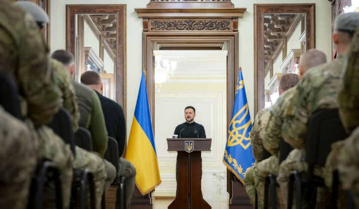 Зеленский разговаривает на форуме в Минске