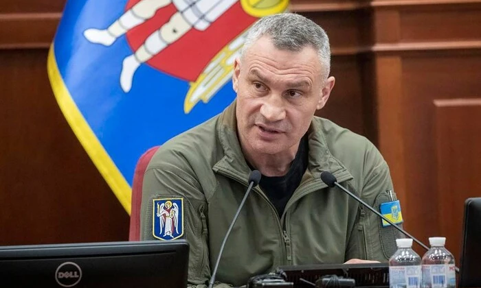 Грузовик и цветы на фоне